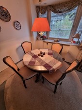 Elegantes Esszimmer-Set – runder Holztisch mit 4 Stühlen im klassischen Stil