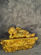 Vergoldete Wandkonsole mit Putto (liegend) – Barockstil