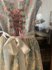 Mega Dirndl von Lola Paltinger