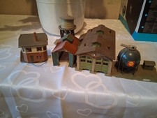 2 Lokschuppen mit Stellwerk Wasserturm und Tanklager Spur N