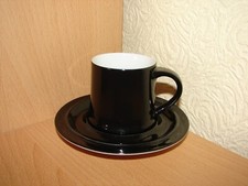 schwarze Tasse Untertasse