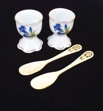 Alte Eierbecher Porzellan Enzian mit 2 geschnitzten Löffel aus Horn oder Bein 