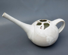 SSTB? Gießkanne Keramik weiß