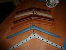 Kleiderbügel 6 Garderobenbügel Holz Kunstleder blau rot braun braun 60 -70er