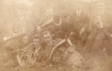 114/373 AK FOTO ALTE ZEITEN JUNGE MUSIKER BLASINSTRUMENTE TROMPETEN TUBA POSAUNE