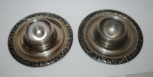 Zwei eierbecher aus metall - eierbecher,