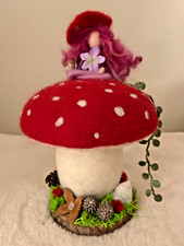 Kleine Fee auf Fliegenpilz