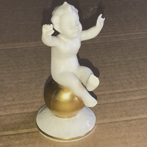 Kleine figur junge - putti, auf