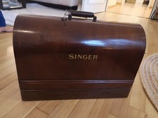 Alte Singer-Nähmaschine im Holzkoffer für Schweden, elektrisch
