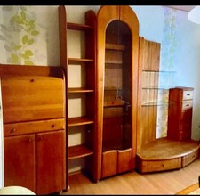 Wohnzimmer Anbauwand mit Vitrine und dicken Glasregalböden