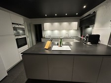 Plana - Küche von 2020, Fronten Organic Glass weiß matt, Granit, 291 x 289 cm 