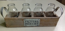 Petites Fleurs Vasen Glasflschen Deko Holzkiste