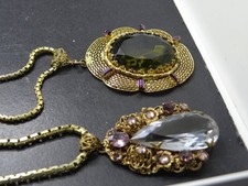 2 alte große Anhänger grün blau violett mit jeweils langen massiven Kette