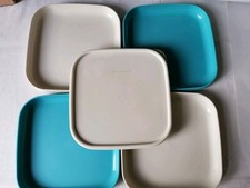 Tupperware 4 Picknickteller mit Deckel, Campingteller Stapelbar Beige/Blau 