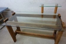 Schöner einzigartiger Schreibtisch mit Glasplatte und erhöhter kleiner Ablage