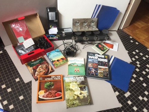 Kiste mit flohmarktsachen - mit,