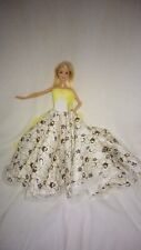Barbie Puppen Kleid Hochzeitskleid mit Schleppe Prinzessin Brautkleid Blumen K05
