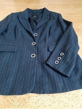 Modischer eleganter Hosenanzug in dunkelblau mit Nadelstreifen von Madeleine