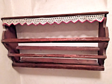 Antikes Holz Wandregal mit gehäkelter Bordüre Bauernstube Shabby Chic Tellerbord