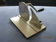 mechanische manuelle Brotschneidemaschine restauriert mit Edelstahl