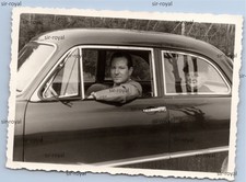 Mann und alte Frau im Ford