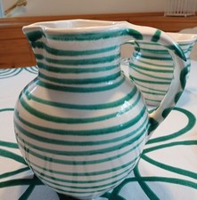 grosser, schön geformter Krug