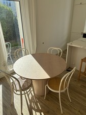 Design Esstisch mit 4 Stühlen – Neuwertig (Like New) Holz & Rattan