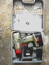 OK  Akkuschrauber 18 V + Koffer mit Bohrer / funktioniert