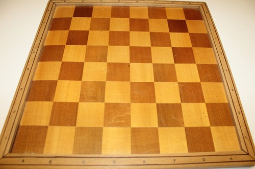 Alte schachbrett aus holz - schachbrett,