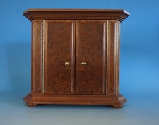 RS0722-013: Miniatur Schrank