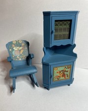 Puppenstubenmöbel süße Eckvitrine und passender Schaukelstuhl