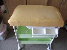 Wickel-/ Badekombination auf Rollen, superpraktisch mit viel Stauraum