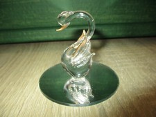 Glasfigur auf Spiegel, Schwan
