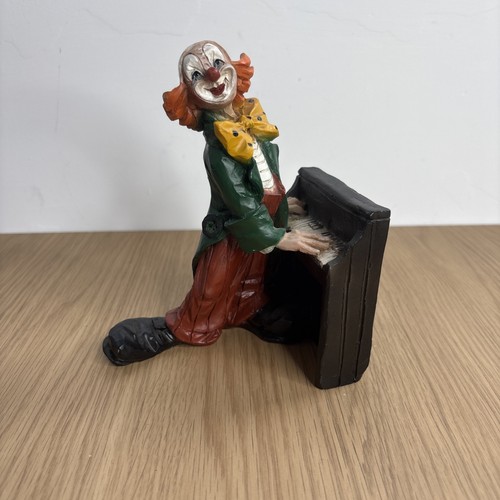 Vivian resin clown playing - c,