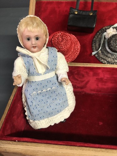 Antiker trousseau mit puppe - antiker,