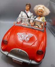 Barbie und Ken im roten Cabrio