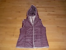 Weste 42 weinrot, Jeans, Bluse khaki, T-Shirt weiss gepunktet, Armband rose