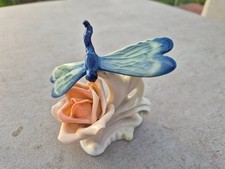 Porzellanfigur von Karl Ens "Libelle auf einer Rosenblüte" aus Volkstedt