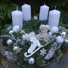 Adventskranz Adventsgesteck Kranz frisch Schneeball Schlittschuhe Kerzen weiss