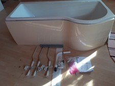 Badewanne mit Duschabtrennung