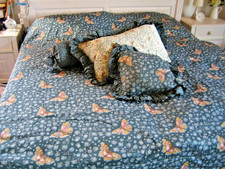 Frühlingshafte Tagesdecke, wendbar in blau oder weiß mit Schmetterlinge 2 Kissen