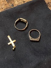 Alter Ring und Kreuzanhänger