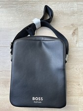 Hugo Boss Herrenhandtasche (neu, unbenutzt) mit Tragegurt (B 18 X H 23 X T 6 cm)