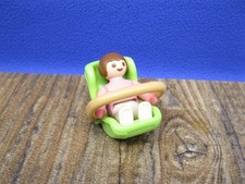 Baby im Kindersitz Figur City