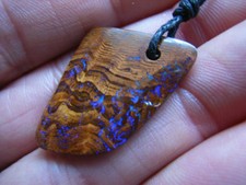 Opalisiertes HOLZ mit blauem