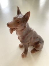 Alte Figur Hund sitzender