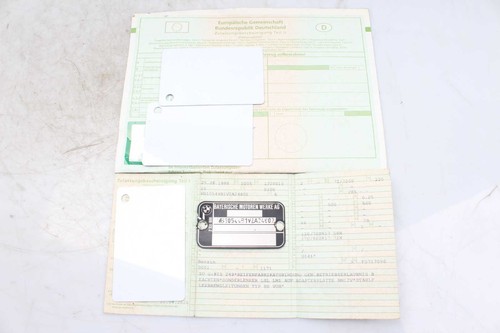Typenschild mit papiere rahmen - papiere,