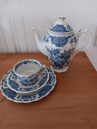 Kaffeekanne und kaffeegedeck - kaffeekanne,