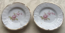 2 Alte Teller Weiß Blumenmotiv Goldrand Relief MINIATUR Antike Puppenküche
