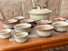 Suppenterrine mit Deckel, 8 Suppenschüssel und 2 kleine Näpfe Keramik